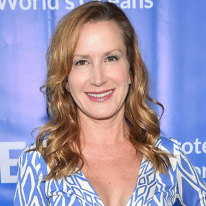biography Angela Kinsey